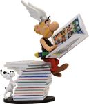 Astérix assis sur une pile d'album de BD
                      & Idéfix statue Plastoy